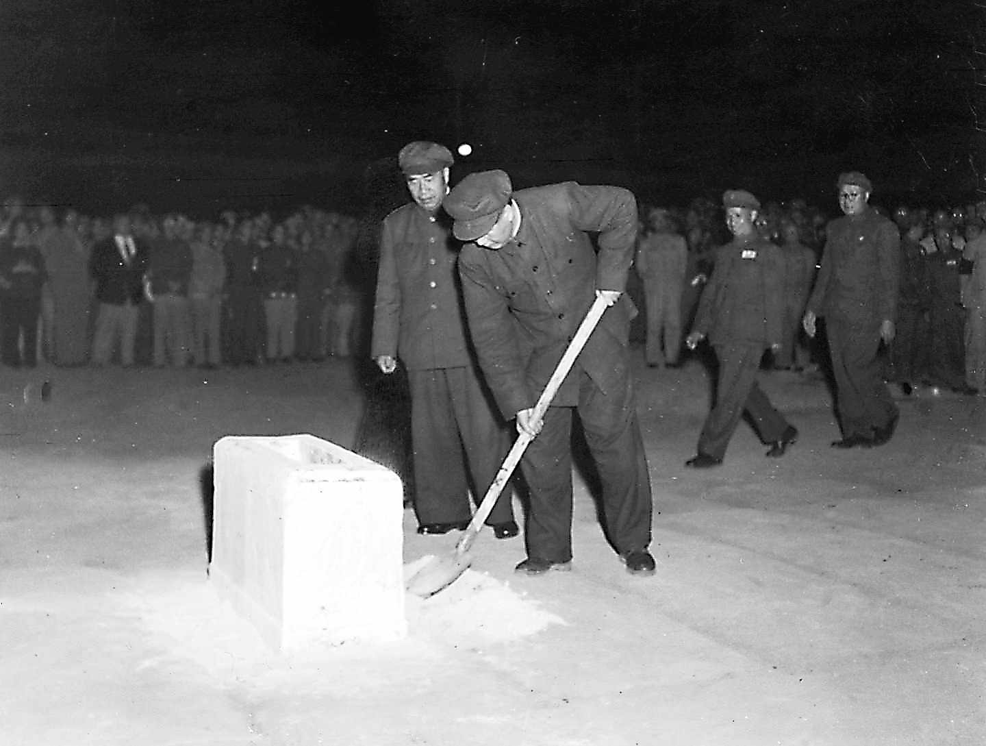 photo of Chairman Mao and other delegates laid the corner stone for the monument